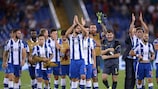 Os jogadores do Porto agradecem o apoio dos seus adeptos após o apito final
