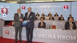 O presidente da Federação de Futebol da República Checa, Miroslav Pelta (à direita), recebe o prémio das mãos do membro do Comité Executivo da UEFA, Sándor Csányi