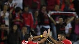 Lisandro López festeja com André Horta após marcar o segundo golo do Benfica