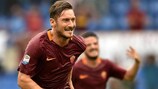 Francesco Totti, da Roma, festeja após marcar o terceiro golo, em jogo da Serie A frente à Sampdória