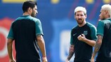 Luis Suárez, Lionel Messi e Neymar parlano tra di loro nell'allenamento di lunedì
