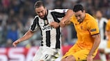 Adil Rami (Sevilla) en acción ante Gonzalo Higuaín (Juventus) en la primera jornada