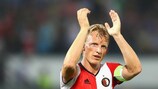 Dirk Kuyt bedankt sich im De Kuip nach Feyenoords Sieg am ersten Spieltag gegen ManU bei den Fans