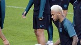 Neymar treina antes do jogo entre Barcelona e Mönchengladbach