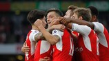 Mesut Özil dell'Arsenal festeggia con i compagni dopo aver segnato il terzo gol nella sfida di Premier League contro il Chelsea