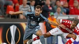 Jonny, del Celta, roba un balón al jugador del Standard, Mathieu Dossevi