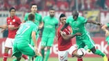 Mainz's Jean-Philippe Gbamin challenges Bryan Dabo of Saint-Étienne