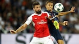 Olivier Giroud (Arsenal) em disputa com Marquinhos (Paris)