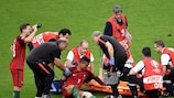 Il portoghese Cristiano Ronaldo riceve assistenza medica durante un infortunio patito nella finale di UEFA EURO 2016 contro la Francia