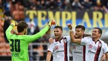 I giocatori del Cagliari festeggiano la vittoria in casa dell'Inter
