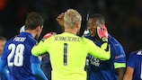 Kasper Schmeichel e Wes Morgan comemoram o triunfo do Leicester sobre o Copenhaga