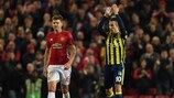 Der ehemalige United-Stürmer Robin van Persie applaudiert den Fans im Old Trafford nach seinem Treffer für Fenerbahçe