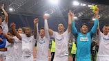 I giocatori dell'Austria Wien salutano i propri tifosi in trasferta dopo il 3-3 a Roma della terza giornata