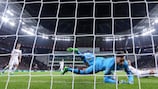 Le portier de Tottenham Hugo Lloris repousse une tentative de Javier Hernández en Allemagne