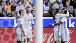 Cristiano Ronaldo del Real Madrid festeggia con i compagni dopo aver segnato il quarto gol nella partita di Liga contro l'Alavés