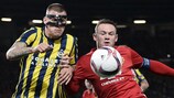 Martin Škrtel in contrasto su Wayne Rooney all'Old Trafford