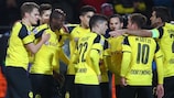 Adrián Ramos é saudado pelos colegas depois de marcar de cabeça o golo da vitória do Dortmund
