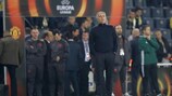 José Mourinho osserva la sua squadra contro il Fenerbahçe in trasferta