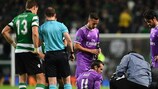 Gareth Bale wird nach seiner Verletzung in Lissabon behandelt