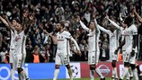 El Beşiktaş celebra con su afición el empate
