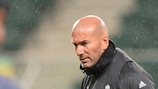 Zinédine Zidane oversees a Real Madrid training session