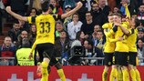 Marco Reus (terceiro à direita), do Dortmund, festeja com os colegas após marcar o segundo golo da equipa no jogo frente ao Real Madrid, na fase de grupos da UEFA Champions League