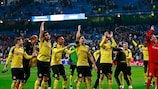 Fans und Spieler von Dortmund feiern gemeinsam den Gruppensieg