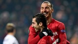 Henrikh Mkhitaryan felicitado por Zlatan Ibrahimović depois de marcar para o Manchester United