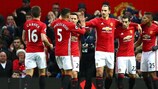 Henrikh Mkhitaryan é felicitado pelos colegas após marcar para o Manchester United