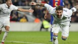 Sergio Ramos del Real Madrid festeggia dopo aver segnato il gol del pareggio nel Clásico contro il Barcellona