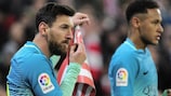 Lionel Messi (esquerda) e Neymar, do Barcelona, reflectem sobre a derrota com o Athletic Club