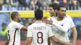 I giocatori della Roma festeggiano: la vittoria sul Genoa li riporta solitari al secondo posto in classifica