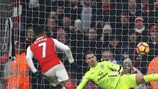 Il "cucchiaio" su rigore di Alexis Sánchez, che ha regalato all'Arsenal una sofferta vittoria contro il Burnley