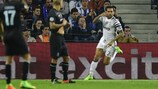 Dani Alves esulta dopo il raddoppio della Juventus