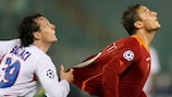 Sebastien Squillaci trattiene la maglia di Francesco Totti nella sfida di UEFA Champions League del 2006/07 tra le due squadre