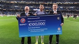 Ramos dona l'assegno UEFA al CICR