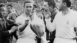 Raymond Kopa levanta la Copa de Europa con el Real Madrid en 1957