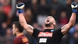 Pepe Reina feiert den Sieg gegen die Roma