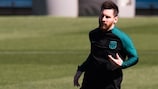 Lionel Messi in una seduta di allenamento in vista della sfida decisiva contro il PSG