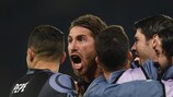 Sergio Ramos festeja com os colegas o segundo golo do Real Madrid em Nápoles