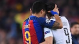 Luis Suárez y Edinson Cavani se abrazan tras el pitido final