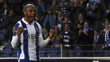 Yacine Brahimi marcou o primeiro golo do Porto em 2018/19 e abriu caminho à vitória