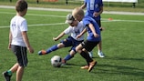 Jóvenes jugando al fútbol en Bielorrusia