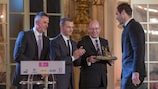 Petr Čech recibe el premio a Jugador de la República Checa del Año, mientras Aleksander Čeferin aplaude, secundado por el director general de los colaboradores de T-Mobile, Milan Vašina (izquierda), y el primer ministro de la República Checa Bohuslav Sobo