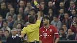Javi Martínez es expulsado en el partido de ida entre el Bayern y el Madrid