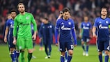 Os jogadores do Schalke mostram o seu desalento após o final da primeira mão