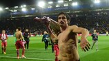 Stefan Savić throws his shirt to the Atlético supporters at full-time