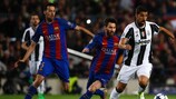 Sami Khedira wird von Lionel Messi verfolgt