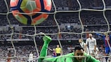 Keylor Navas batido por Lionel Messi no golo da vitória do Barcelona, à beira do apito final