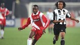Monacos Viktor Ikpeba (links) spielte 1997 im Halbfinale der UEFA Champions League gegen Edgar Davids und Juventus